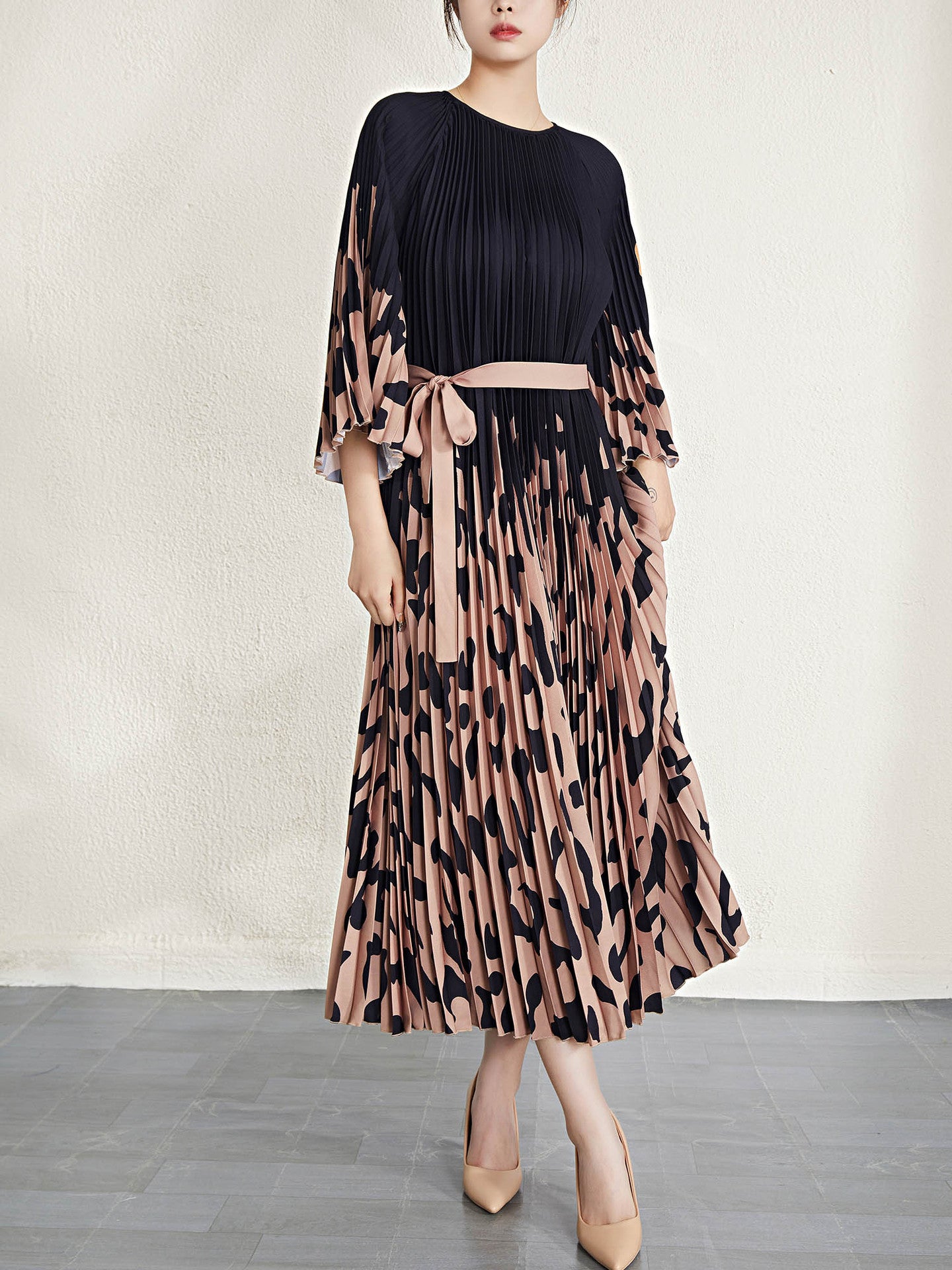 Spring /Summer Women Leopard Print Decorative Pleated Round Neck Lace-up Type Elegant Wind Dresses