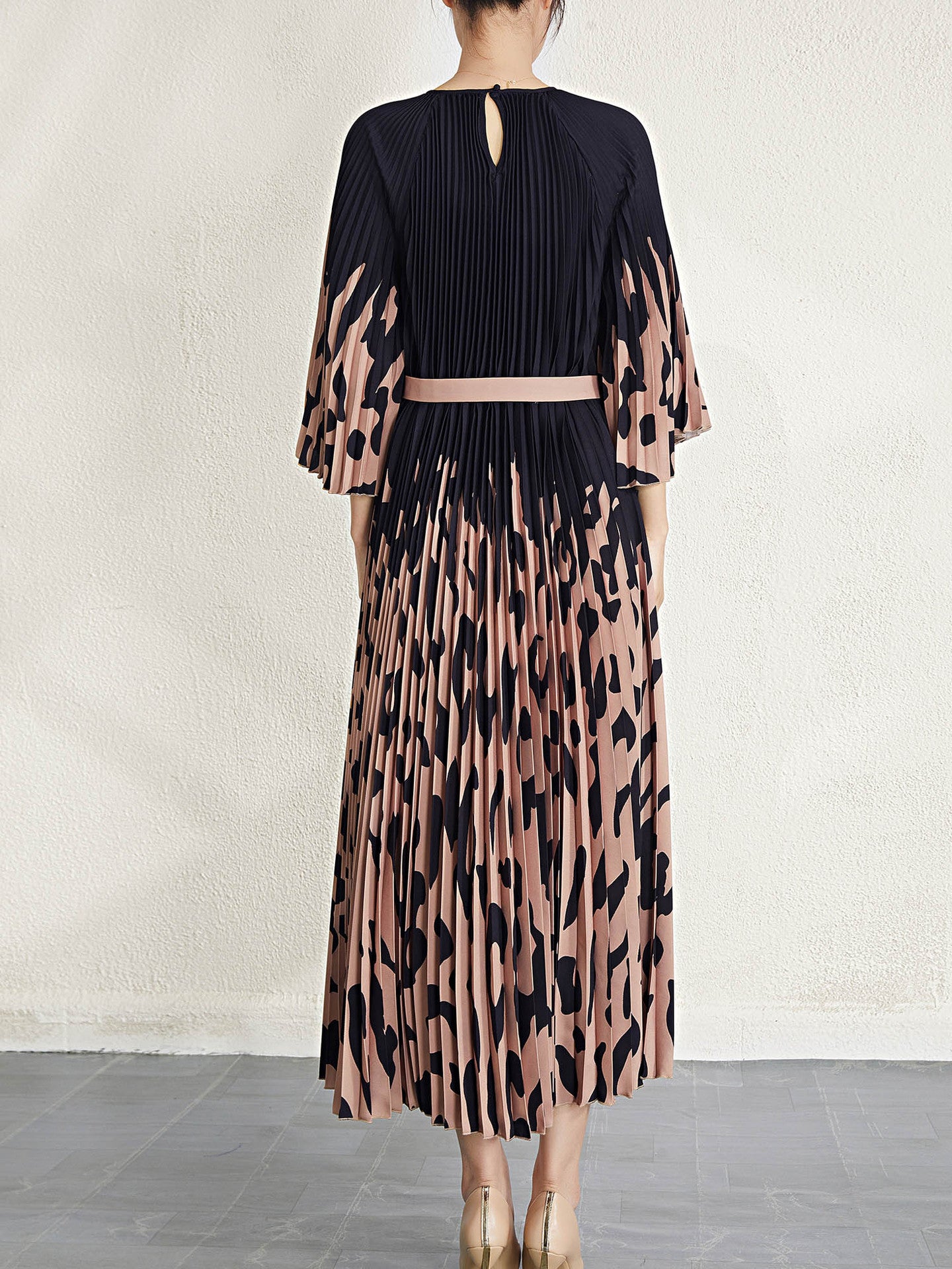 Spring /Summer Women Leopard Print Decorative Pleated Round Neck Lace-up Type Elegant Wind Dresses