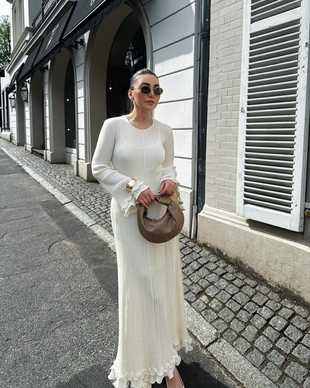 Solid color round neck long sleeved slim fit black fungus edge dress for women