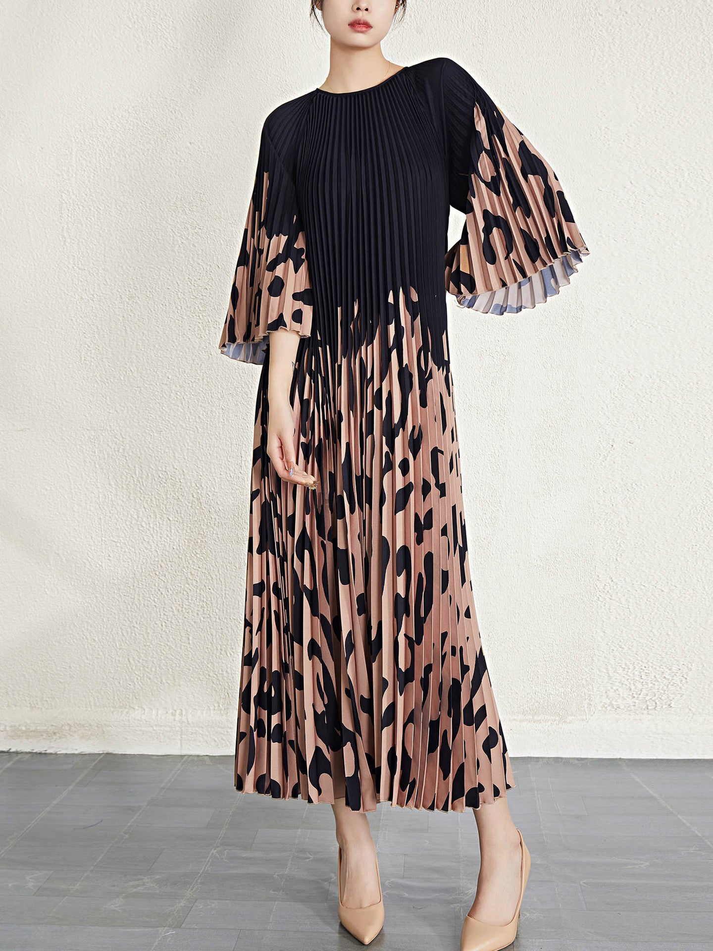 Spring /Summer Women Leopard Print Decorative Pleated Round Neck Lace-up Type Elegant Wind Dresses
